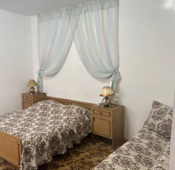 هتل Max House