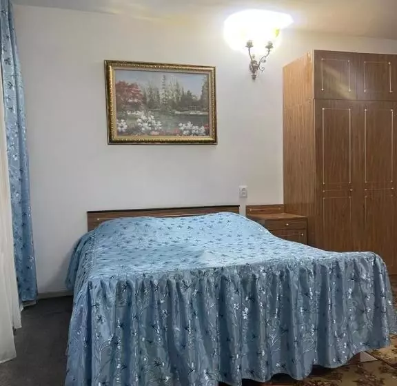هتل Max House