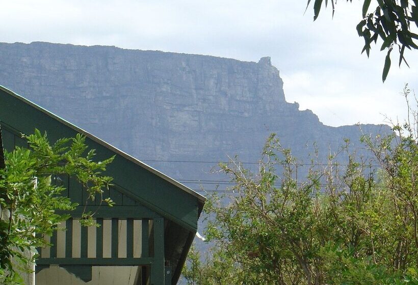 تختخواب و صبحانه District Six Guesthouse