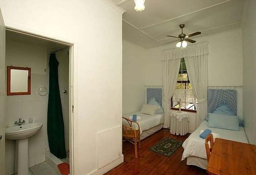 تختخواب و صبحانه District Six Guesthouse