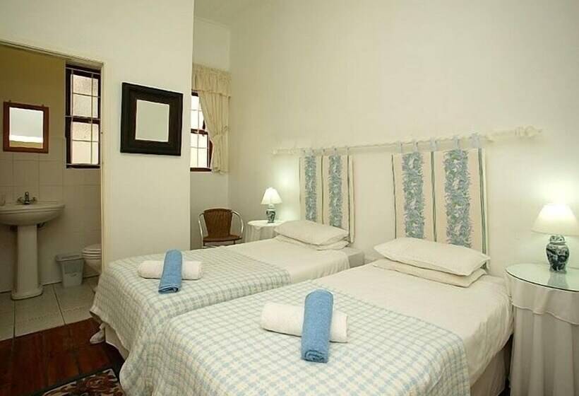 تختخواب و صبحانه District Six Guesthouse