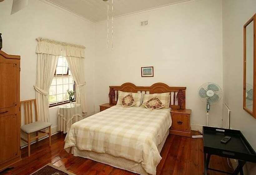 تختخواب و صبحانه District Six Guesthouse