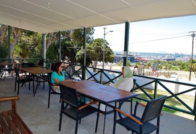 تختخواب و صبحانه District Six Guesthouse