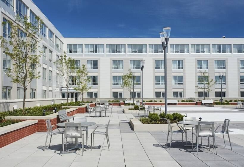 Отель Courtyard By Marriott Erie Bayfront