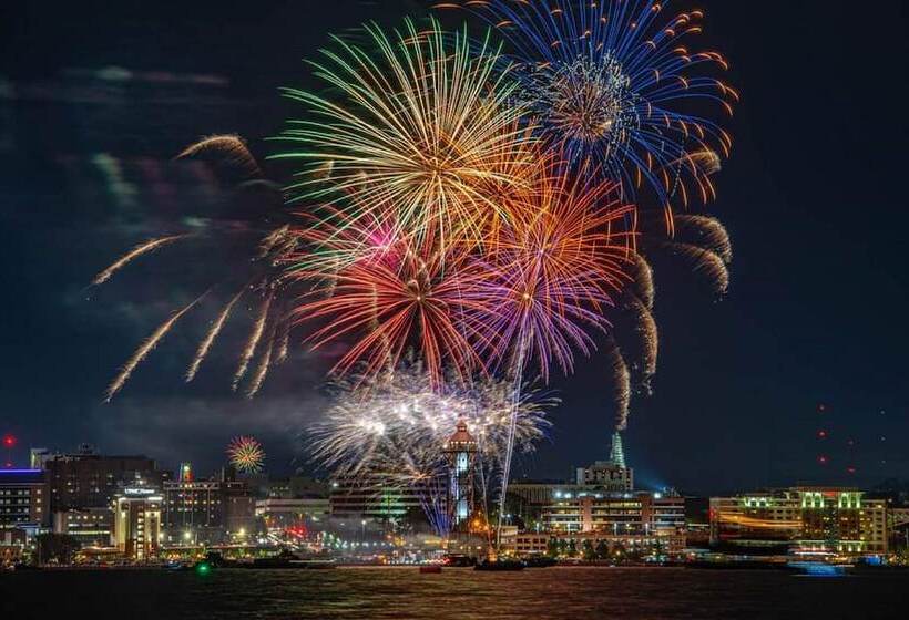 Отель Courtyard By Marriott Erie Bayfront