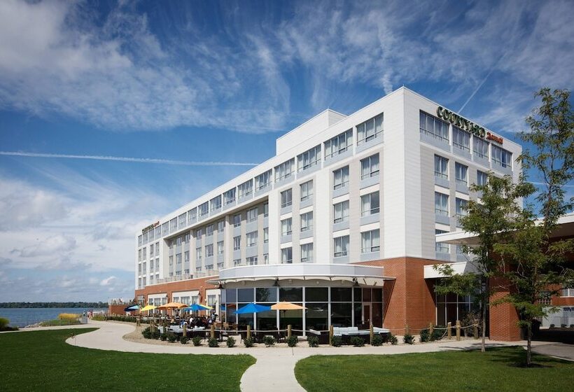 Отель Courtyard By Marriott Erie Bayfront