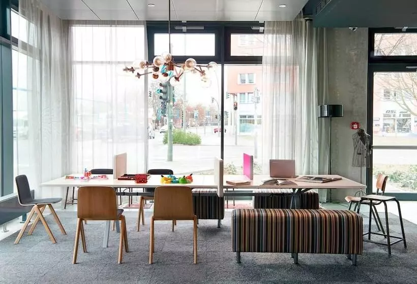 هتل Moxy Berlin Ostbahnhof