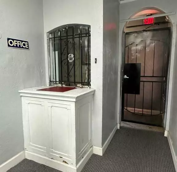 مُتل Unity Hotel   No Parking & Rooms Are Upstairs