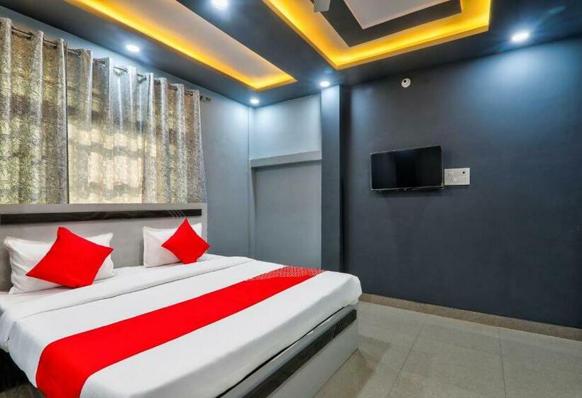 בית מלון כפרי Oyo Flagship Heaven Square