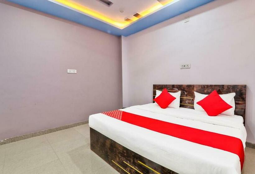 בית מלון כפרי Oyo Flagship Heaven Square