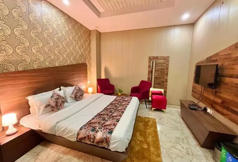 ホテル The Pearl Grand, Top Rated & Most Awarded Property In Chandigarh
