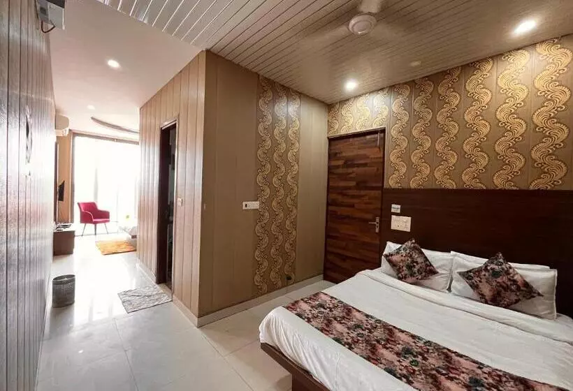 ホテル The Pearl Grand, Top Rated & Most Awarded Property In Chandigarh
