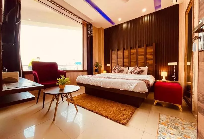 ホテル The Pearl Grand, Top Rated & Most Awarded Property In Chandigarh