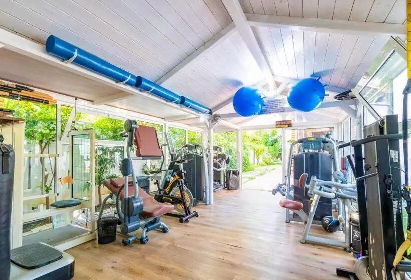 ペンション Villa Eden   Wellness Oasis With Pool And Gym