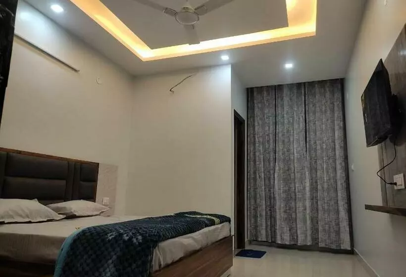 The Hotel Super 7