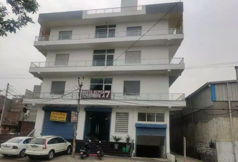 The Hotel Super 7