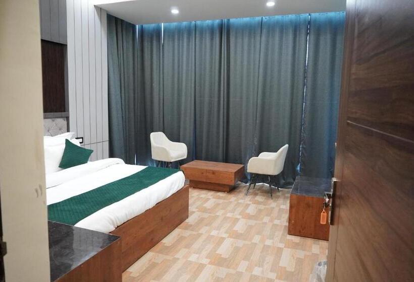 Green Sarovar Hotel & Restaurant