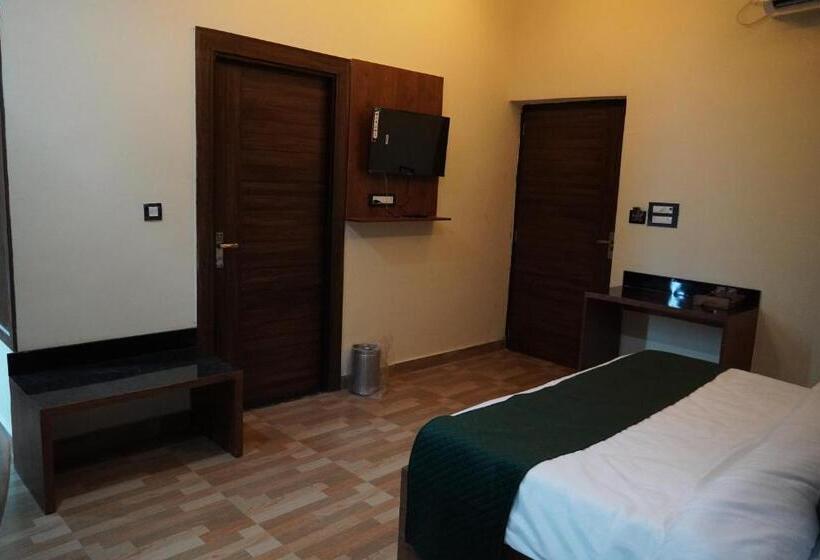 Green Sarovar Hotel & Restaurant