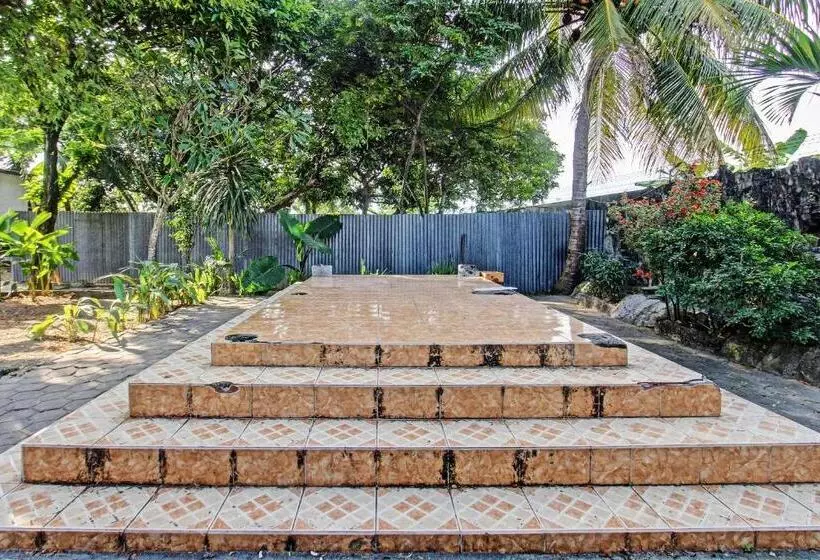 ホテル Oyo 92710 Losmen Tjabe Merah