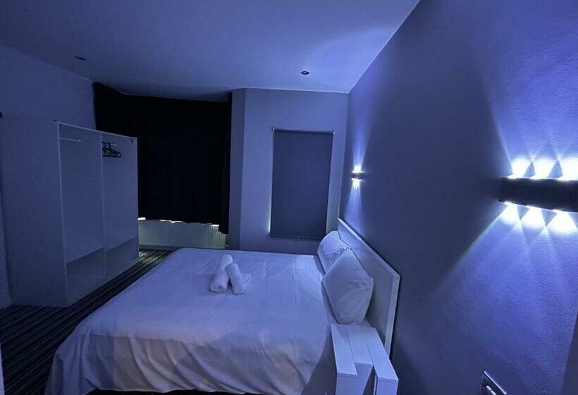 هاستل 339 High Town Road