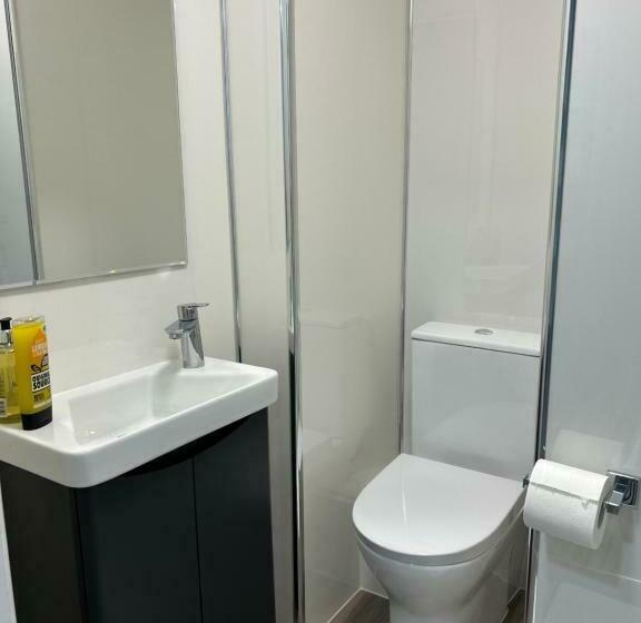 هاستل 339 High Town Road