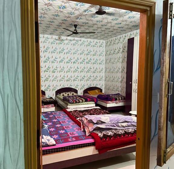 Отель Maheshwari & Banquet Hall