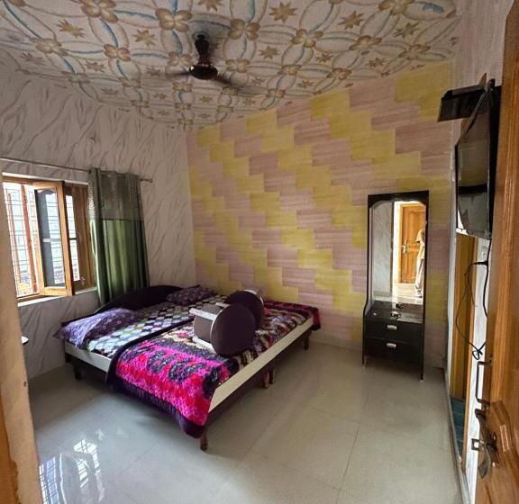 Отель Maheshwari & Banquet Hall