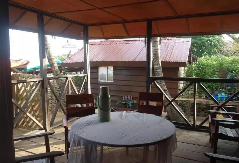 پانسیون Robinson S Hut