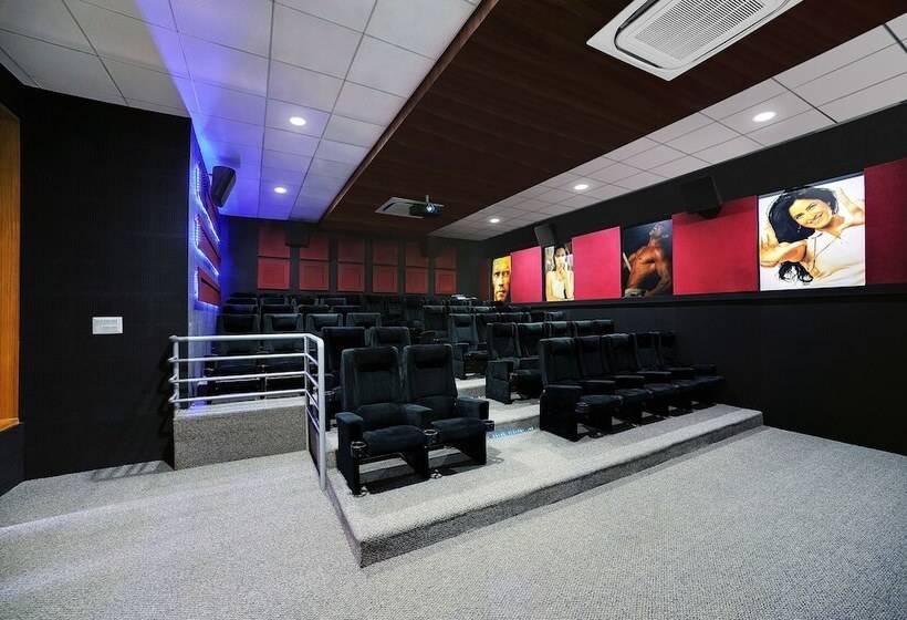 호텔 Aarohi Starz Club