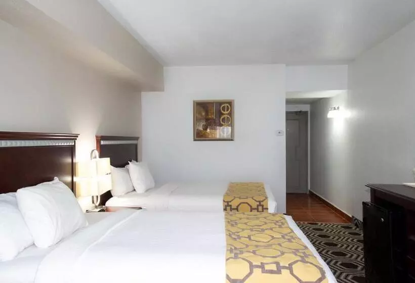 ホテル Baymont By Wyndham Delavan Near Lake Geneva