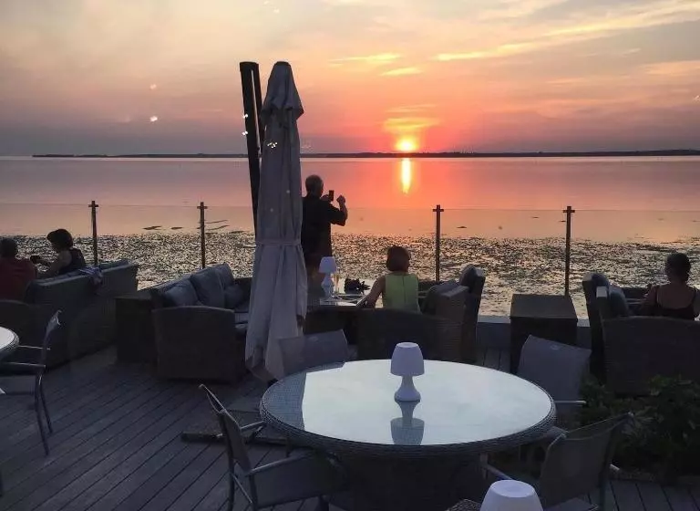 Beach Hotel Le Grand Chalet