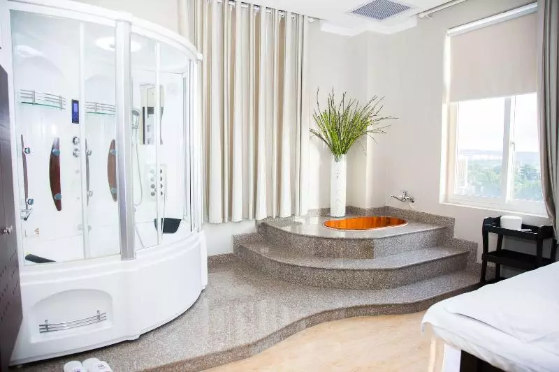 Hai Ba Trung Hotel & Spa