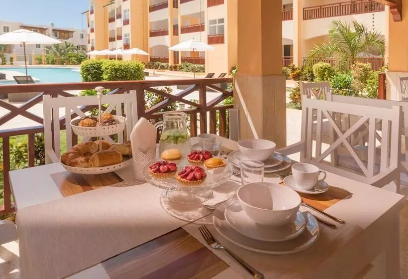 Los Flamencos Aparthotel Beach Club