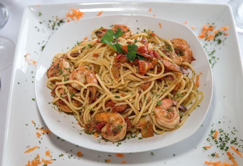 Los Flamencos Aparthotel Beach Club