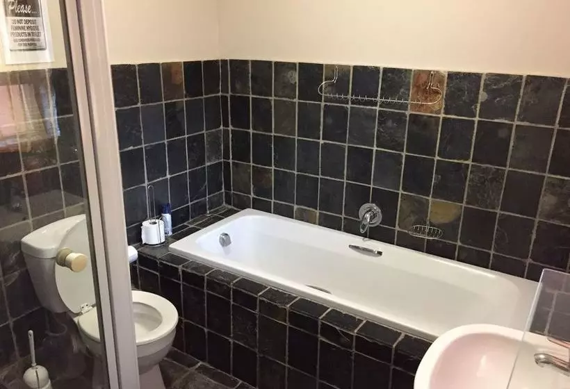 پانسیون Travellers Nest Guesthouse