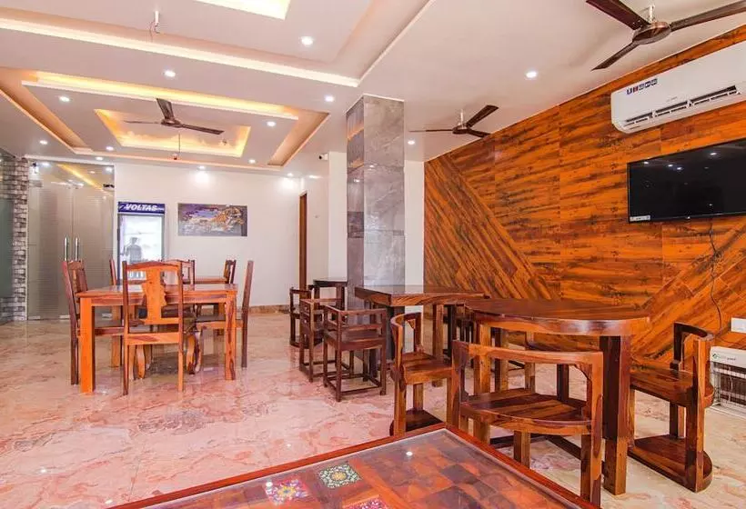 Fabhotel Meridian Inn