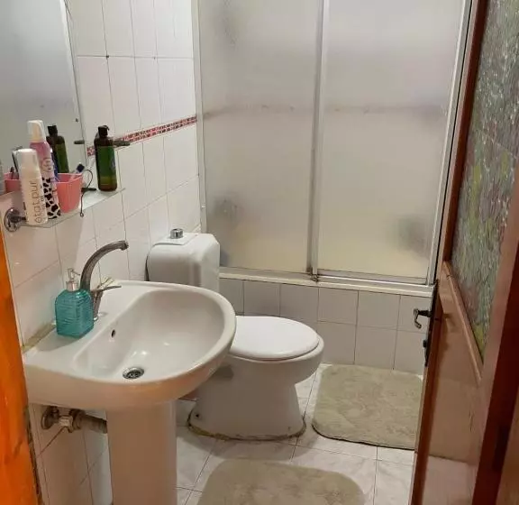 تختخواب و صبحانه A Room Which Close To The Centre Of Istanbul , 10 Minutes To Metro
