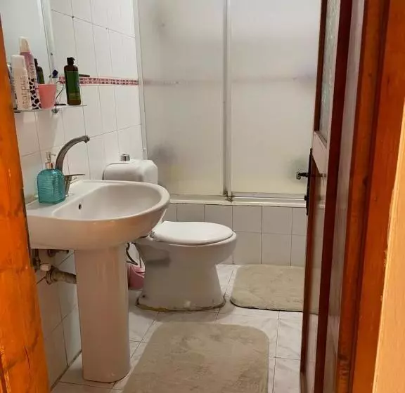 تختخواب و صبحانه A Room Which Close To The Centre Of Istanbul , 10 Minutes To Metro