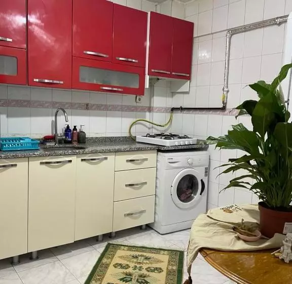تختخواب و صبحانه A Room Which Close To The Centre Of Istanbul , 10 Minutes To Metro
