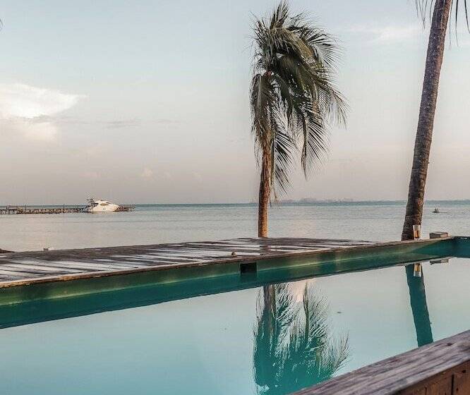 فندق Enigmatic Beach