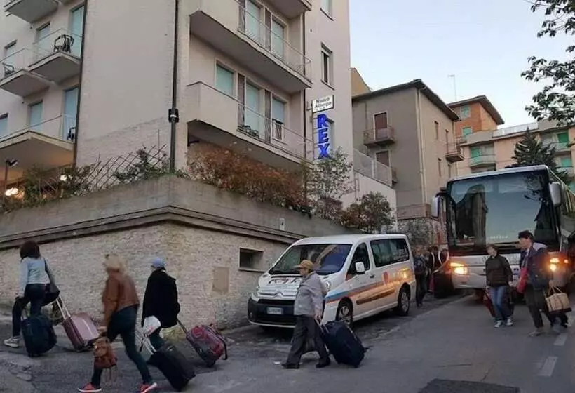 ホテル Nuovo Albergo Rex