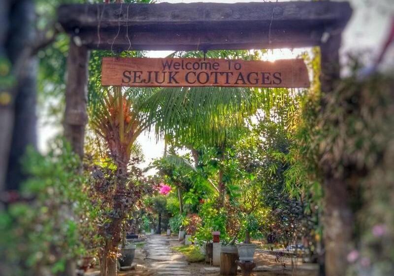 هتل Sejuk Cottages