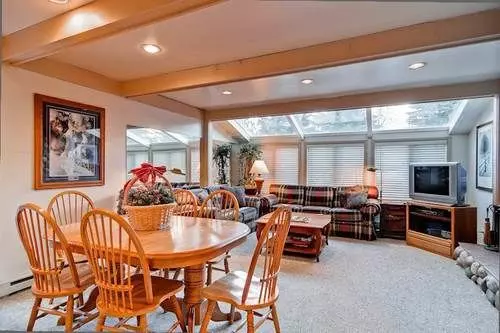 International Village In Warm Springs By Alpine Lodging
