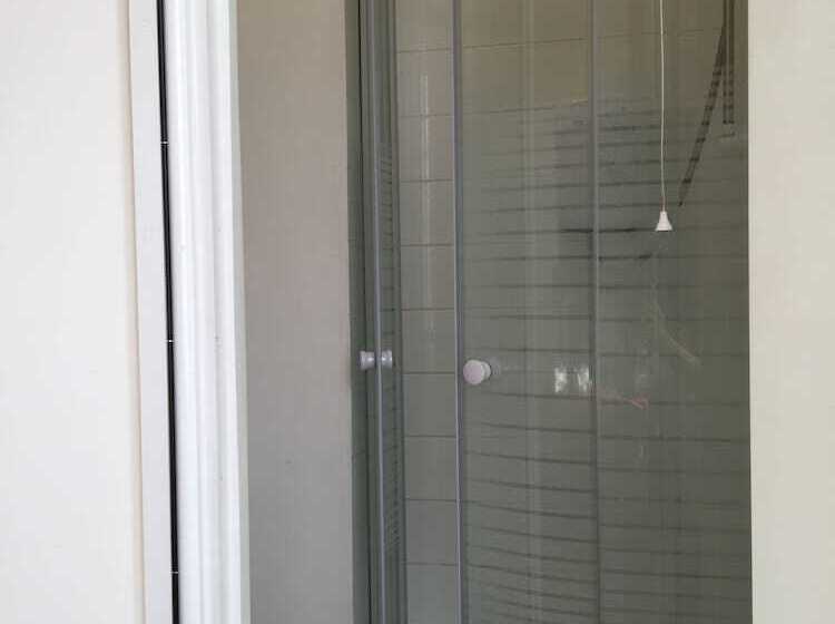 بنسيون Metro London City Airport