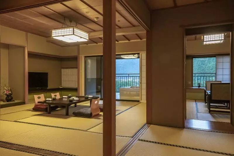 Hotelli Yamanaka Onsen Hanatsubaki