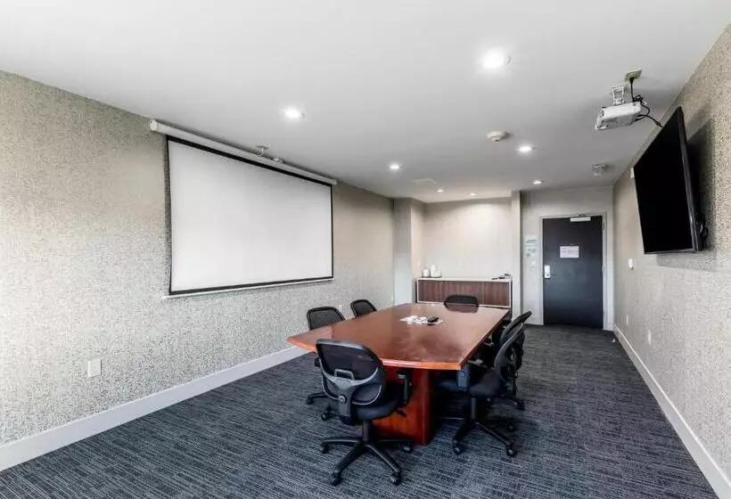 ホテル Holiday Inn Express & Suites Jersey City North   Hoboken, An Ihg