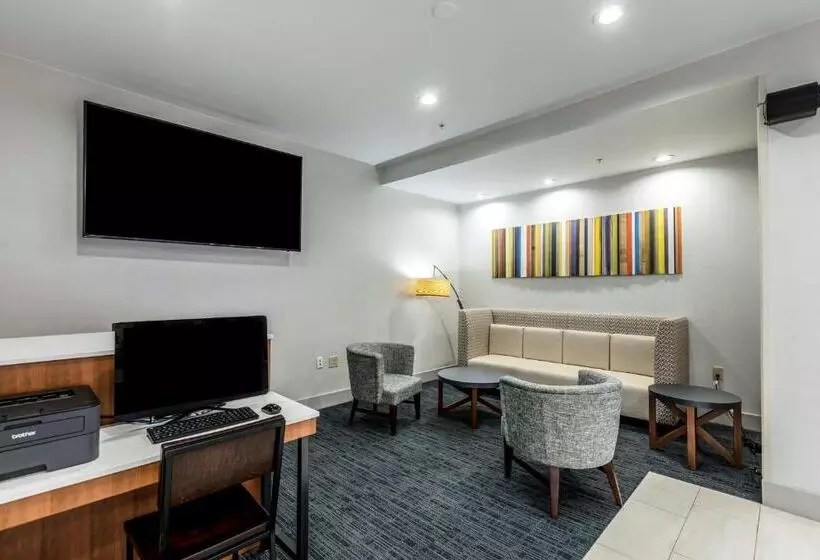 ホテル Holiday Inn Express & Suites Jersey City North   Hoboken, An Ihg