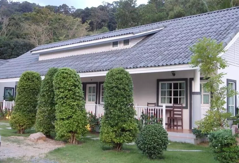 Suksompong Resort