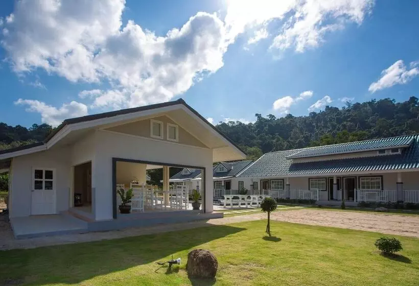 Suksompong Resort