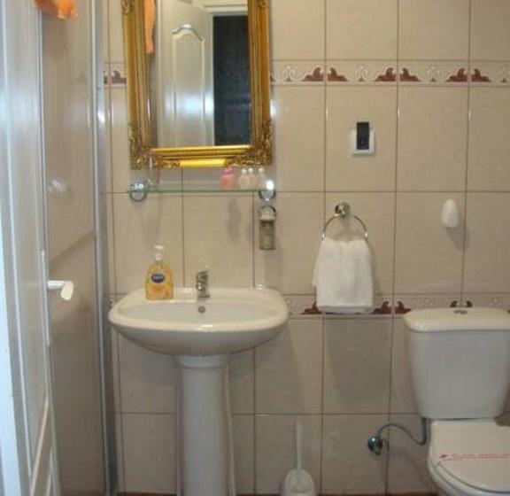 تختخواب و صبحانه Rooms Antique & Art Store